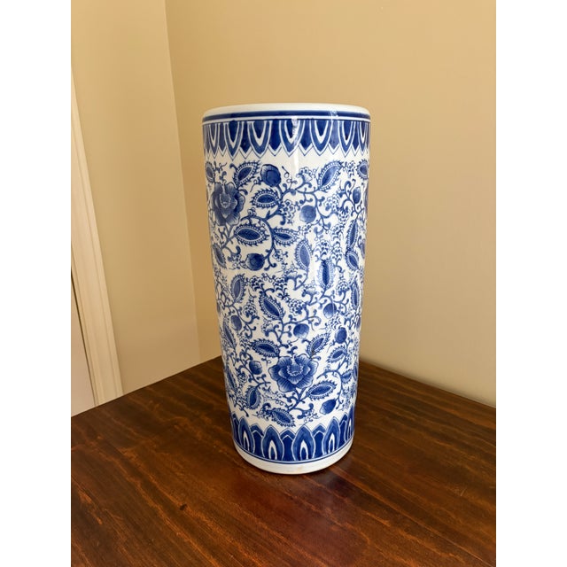 Chinoiserie Vintage Chinoiserie Blue and White Porcelain Umbrella Stand For Sale - Image 3 of 6