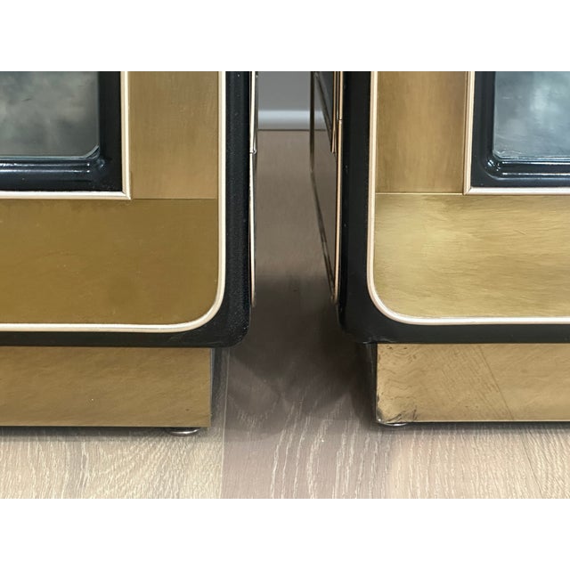 Vintage Hollywood Regency Mastercraft Pair of Illuminated Brass Glass Curio Cabinet Showcases W/ Antiqued Mirror Back For Sale - Image 18 of 18