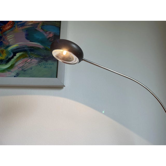 Minimalist 70's desk lamp for your stuga! The luminaire is solidly finished and is made of metal. It is ideal on a vintage...