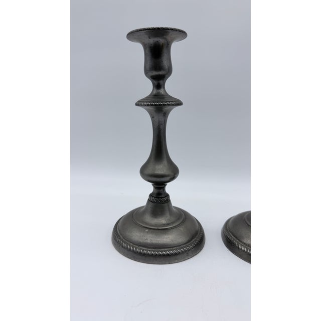 Early 19th Century Antique Pair of American Pewter Candlesticks With Push Up Rods, Circa 1820s–1830s For Sale - Image 5 of 14