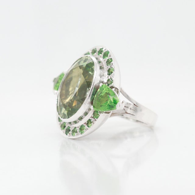 French Deco Style 18k White Gold Green Beryl & Tsavorite Garnet Cocktail Ring For Sale - Image 4 of 12