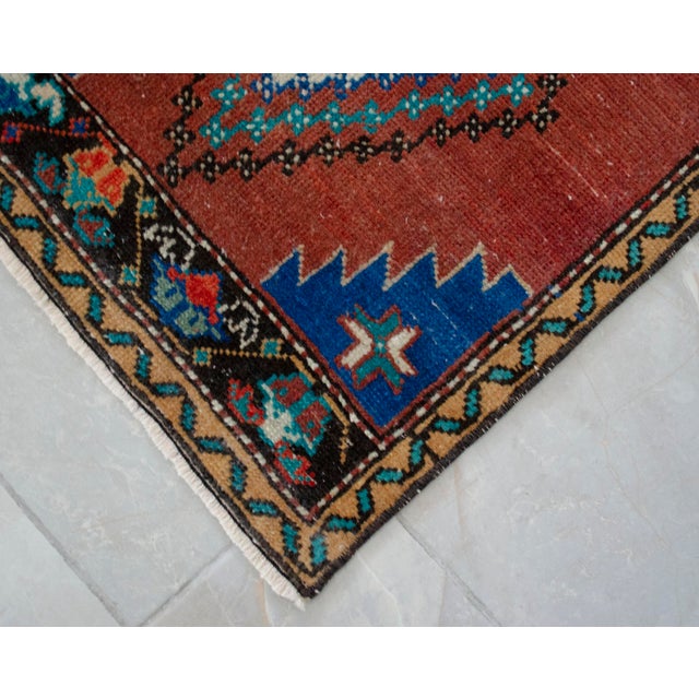 Elegant Small Turkish Rug, 1970s Hand Made Bath Mat Kitchen Decor, Entry Mat - 20″ X 40″ For Sale - Image 9 of 11