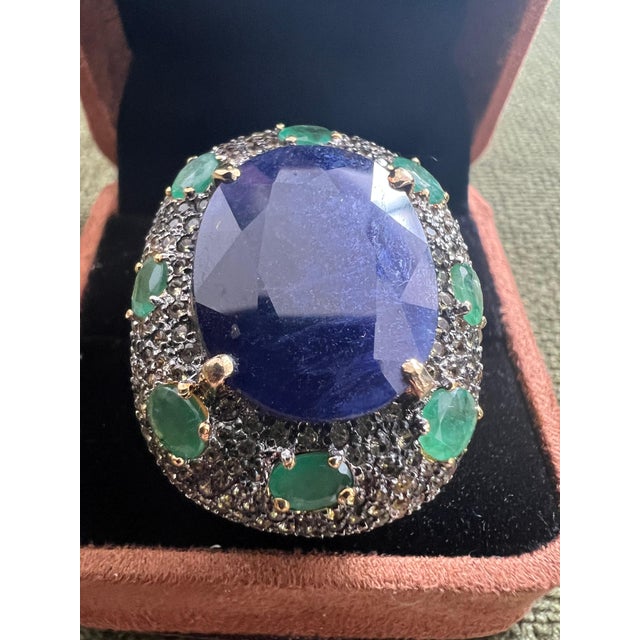 Bochic “Orient” Natural Sapphire & Emerald Ring 18K Yellow Gold & Silver – Signed A commanding expression of scale, color,...