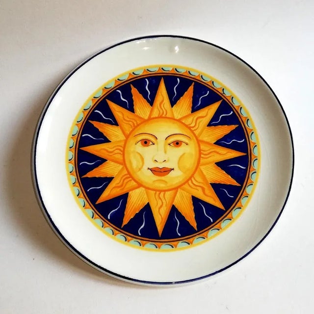 This ceramic plate comes with a sun decoration on a light background and is marked 'SC Castelli'.