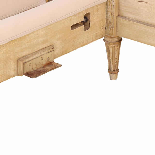 A Pair of French Louis XVI Style Painted and Gilt Twin Beds, C. 1940. For Sale In Philadelphia - Image 6 of 8