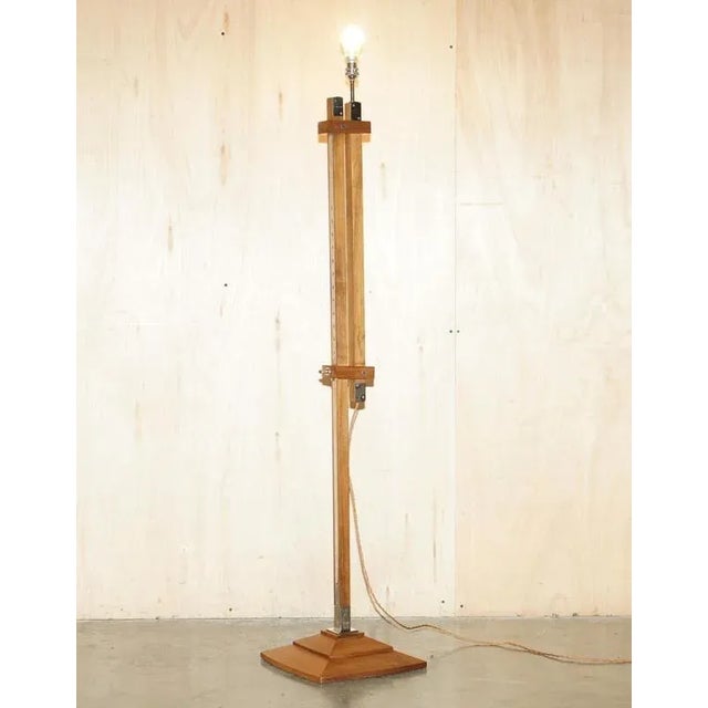 Stunning David Linley height adjustable floor standing lamp in Walnut with polished Chrome fittings A very good looking...