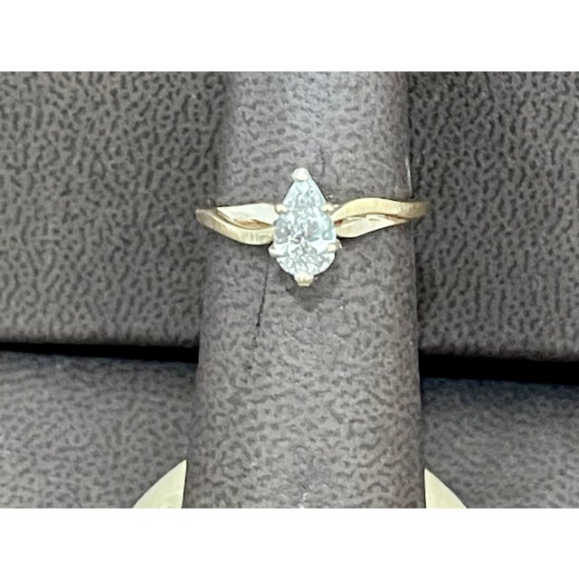 0.72 Carat Diamond Solitaire Pear Shape VS/E Engagement Ring 14 Kt Yellow Gold For Sale - Image 4 of 18