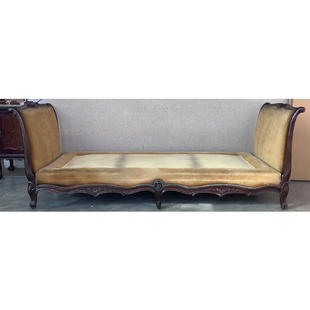 19th Century French Louis XV Period Carved Walnut Daybed For Sale - Image 6 of 12