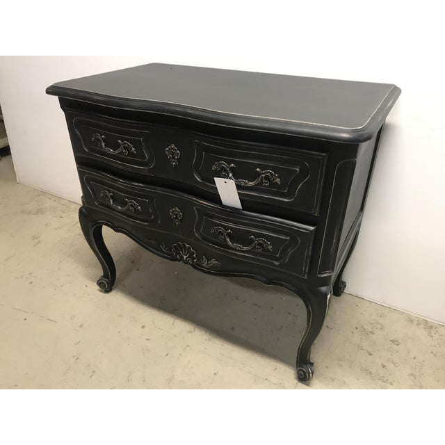 Renovated baroque chest of drawers with an antique finish. Dimensions : Width: 90 cm Height : 79 cm Depth : 50 cm