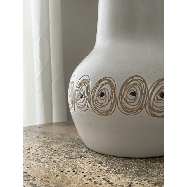 Mid-Century Modern Jane and Gordon Martz Ceramic Table Lamp For Sale - Image 3 of 7