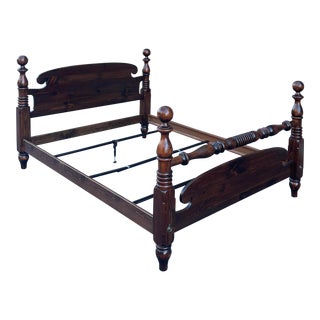 1980s Ethan Allen Antiqued Pine Traditional Queen Canonball Bed (12-5600) For Sale