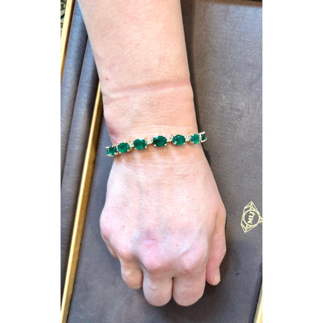22 Carat Natural Brazilian Emerald & Diamond Tennis Bracelet 14 Kt Yellow Gold For Sale - Image 13 of 18