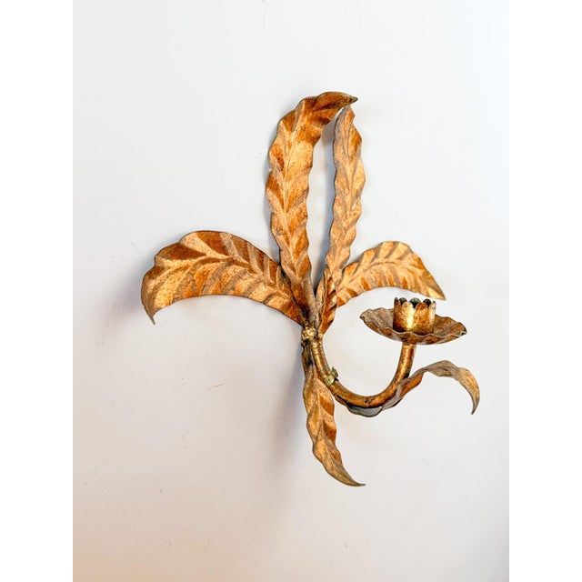 1960s Italian Hollywood Regency Gilt Metal Tole Palm Candle Wall Sconce For Sale - Image 4 of 11