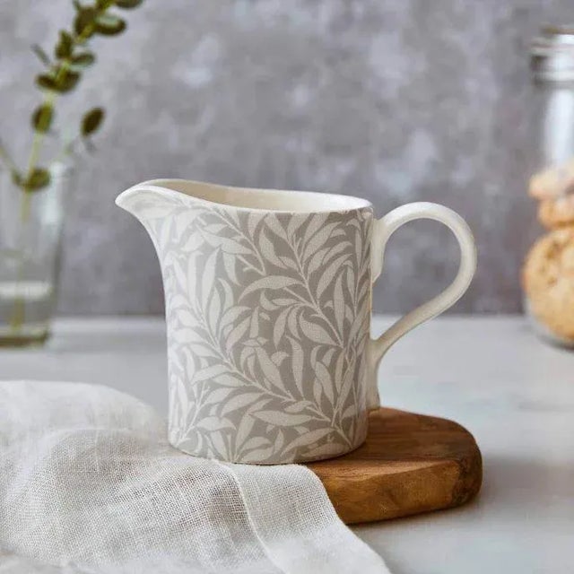 With a soft grey colourway, this cream jug from Pure Morris by Spode features a beautifully subtle take on the Willow...