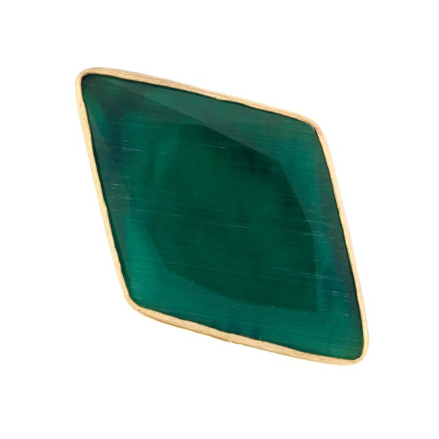 Contemporary Stylish Green Cat Eye Stone Gold Chunky Ring, Size 4 For Sale - Image 3 of 9