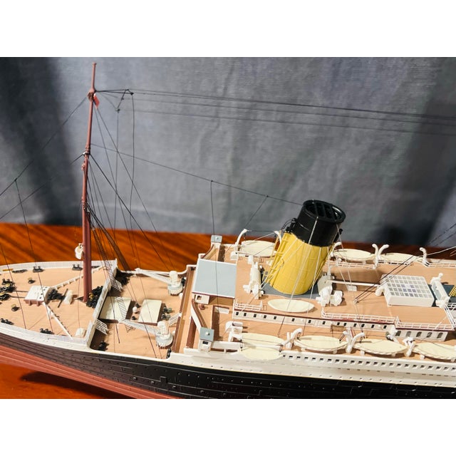 Red Late 20th Century r.m.s. Titanic Danbury Mint Collector’s Model Ship in Display Case – Museum Quality Detail For Sale - Image 8 of 12