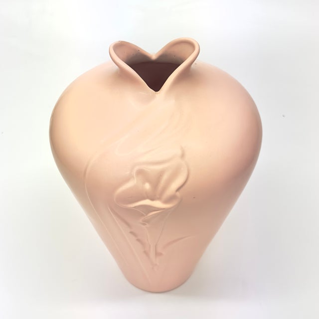 Mid-Century Modern 1980s Extra Large Matte Blush Vase With Relief Lilly Motif by Haeger, No 7100. Made in Usa For Sale - Image 3 of 10