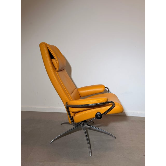Set of City Recliner with Ottoman in Mustard Yellow Leather from Stressless For Sale - Image 3 of 8