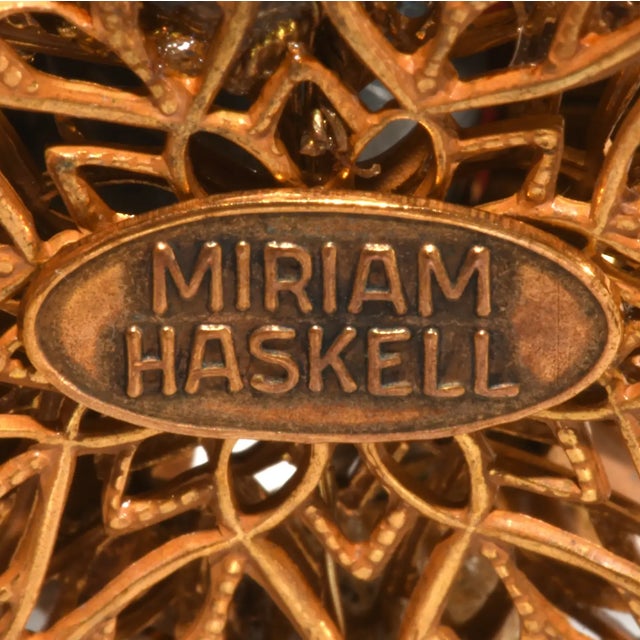 1960s Vintage Miriam Haskell Memory Wire Wrap Bracelet With Gray Beads For Sale - Image 5 of 5