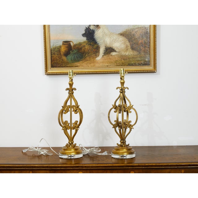 Mid-Century Modern Pair of French Midcentury Gilt Metal Table Lamps with Scrolls and Fleur de Lys For Sale - Image 3 of 8