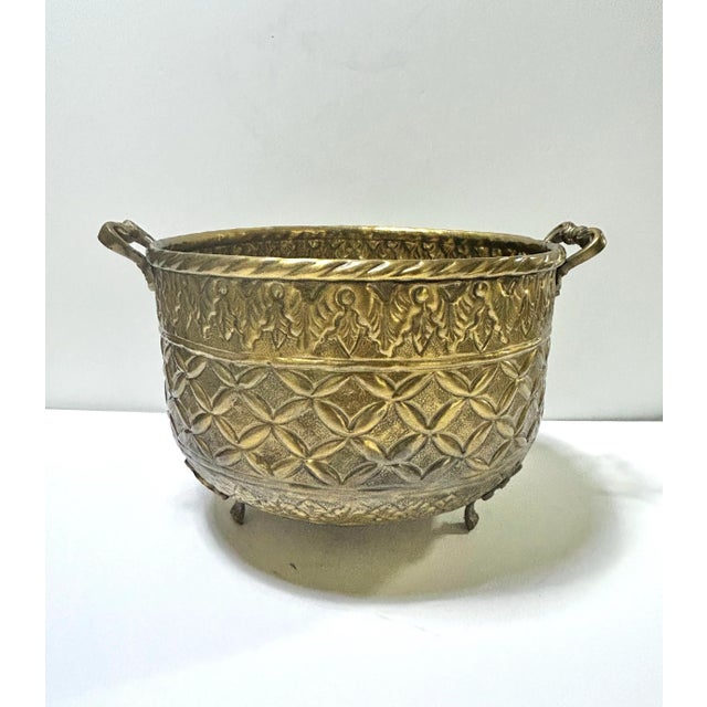Vintage Embossed Brass Cachepot Planter – Hollywood Regency Brass Planter For Sale - Image 4 of 8