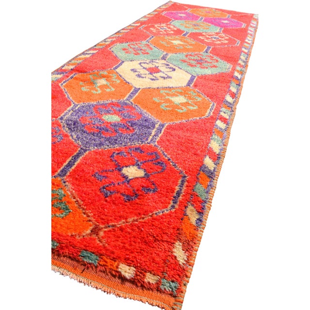 Textile Heterodox Kurdish Runner Herki Rug. Hand-Knotted Colorful Tribal Short Runner - 3′6″ × 10′4″ For Sale - Image 7 of 16