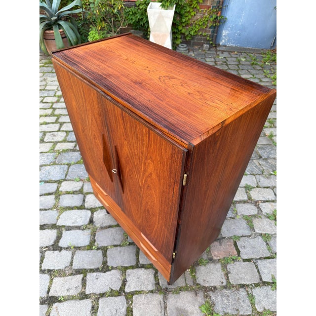 A true masterpiece of Danish furniture craftsmanship: This 1960s chest of drawers impresses with its elegant design and...