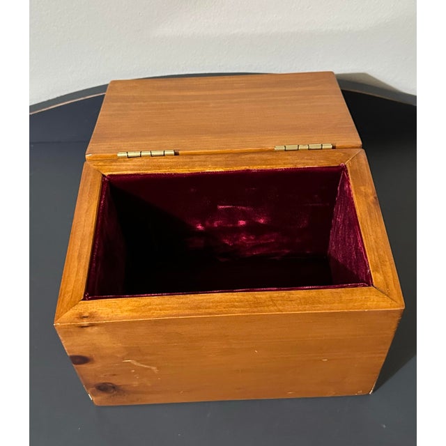 Brown Vintage Mid 20th Century Hand Crafted Lidded Pine Wood Velvet Lined Desktop Box For Sale - Image 8 of 10
