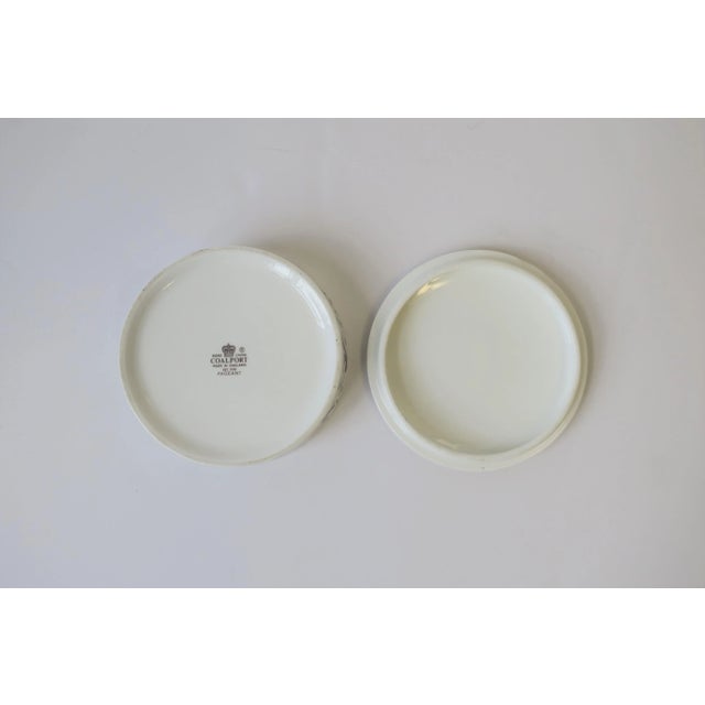 English Blue and White Porcelain Round Jewelry or Trinket Box For Sale - Image 12 of 12