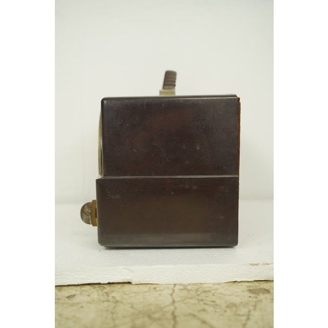 1950s 1951 Portable Zenith Brown Bakelite Am/Fm Tube Radio For Sale - Image 5 of 12