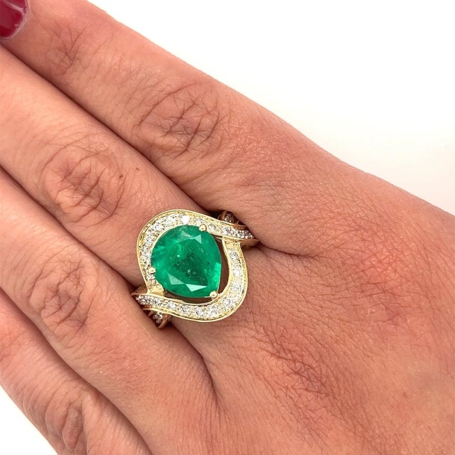 Vintage 5 Carat Pear Cut Emerald Crossover Double Split Shank 14K Gold Ring, Size 7.5 For Sale In Miami - Image 6 of 7