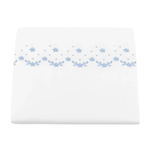 Traditional Meadow King Duvet Cover in Blue For Sale - Image 3 of 3