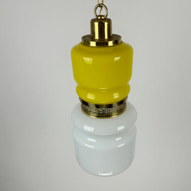 1960s Mid-Century Yellow and White Glass and Brass Pendant Lamp, Italy, 1960s For Sale - Image 5 of 8
