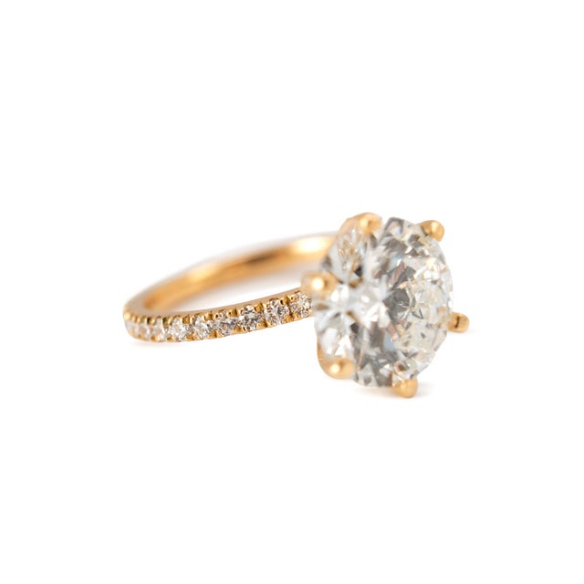 Modern 18k Yellow Gold 4.82ctw Round Brilliant Lab Grown Diamond Engagement Ring, Size 6 For Sale - Image 3 of 8
