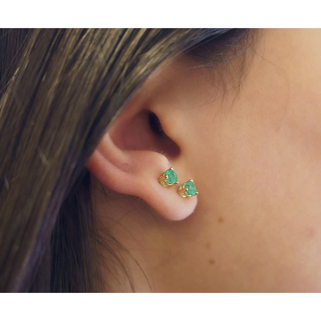 1/2 Carat Natural Emerald Round 4mm 3-Prong 14k Gold Stud Earrings - 2 Pieces For Sale - Image 4 of 7