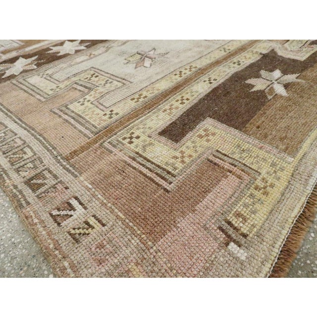 Galerie Shabab Collection Tribal Mid-20th Century Handmade Turkish Anatolian Gallery Rug For Sale - Image 9 of 10