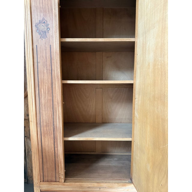 Elegant and structured, this art deco oak wardrobe perfectly embodies the style of the 1930s. With its geometric lines,...