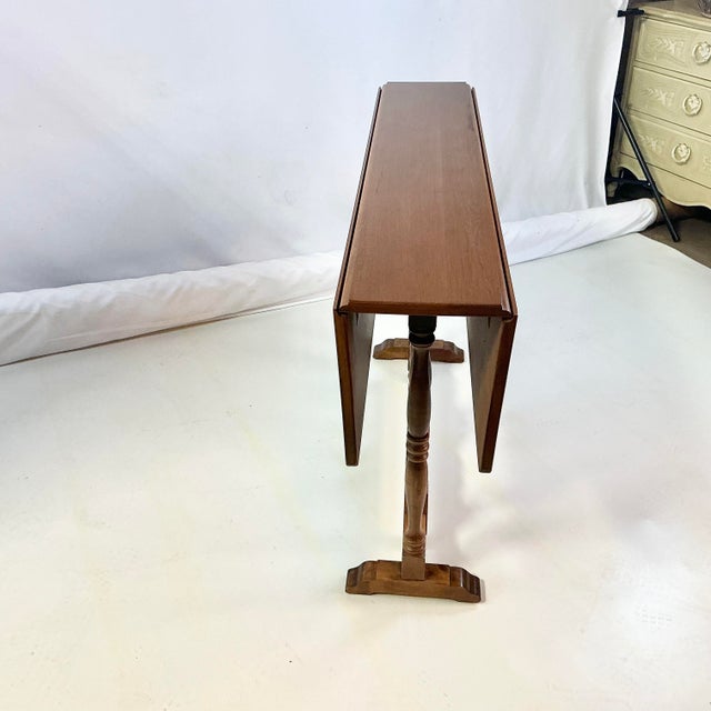 American 1950s Traditional Americana Maple Drop Leaf Gate Leg Dining Table. For Sale - Image 3 of 11