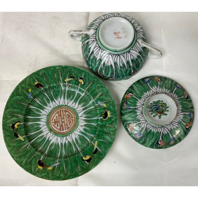 Early 20th Century Antique Chinese Export Famille Verte Covered Cup and Under-Plate Set For Sale - Image 5 of 12