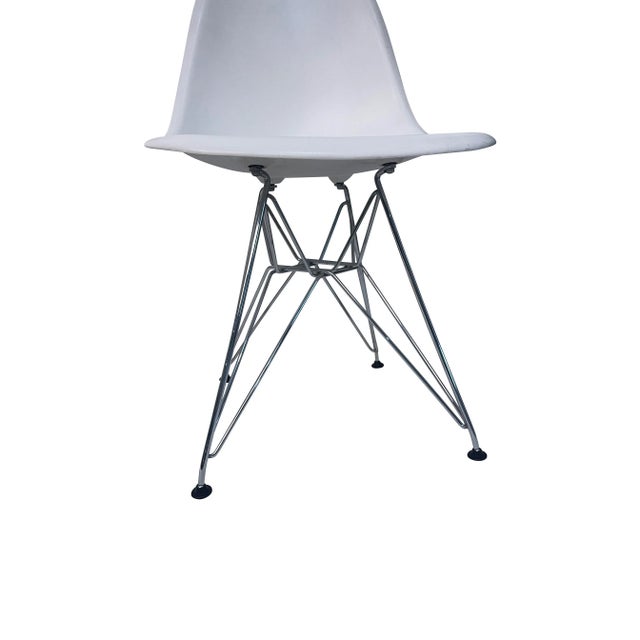 Plastic 1980s Eames for Knoll Four Molded White Plastic Chairs With Eiffel Tower Bases - Set of 4 For Sale - Image 7 of 12