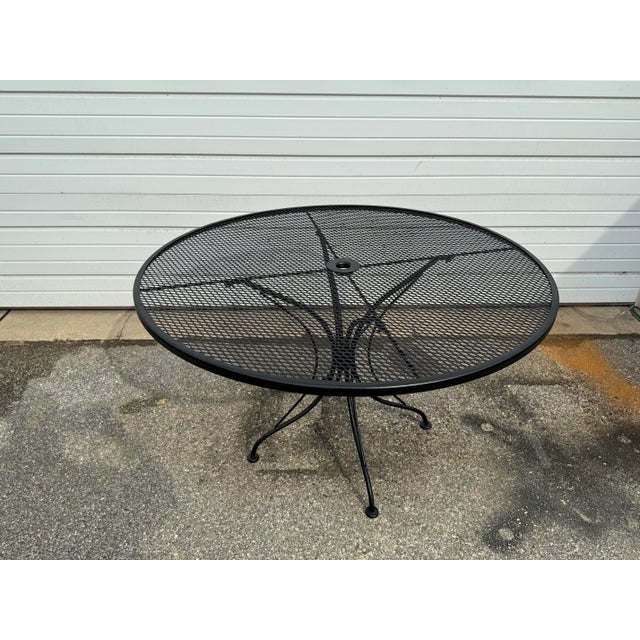Mid-Century Outdoor Iron Salterini Round 48" Dining Table Offered is a Mid-Century Outdoor Iron Woodard Round Dining...