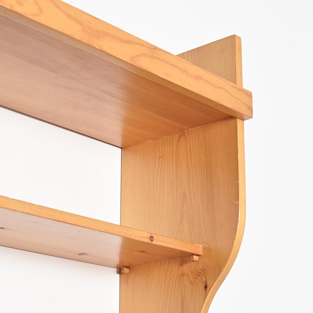 Wood Pine Wall Shelf attributed to Charlotte Perriand for Les Arcs, 1800 For Sale - Image 7 of 11