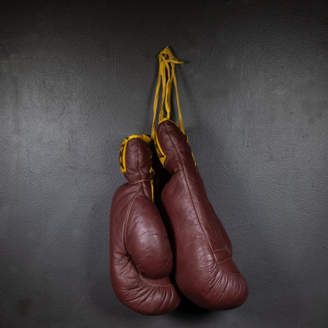 Industrial Vintage Leather Everlast Boxing Gloves c.1960 For Sale - Image 3 of 4
