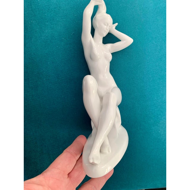 Small White Blanc De Chine Nude Woman Combing Hair Figure From Europe For Sale - Image 4 of 7