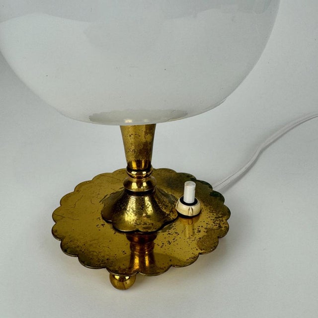 Small Mid-Century Italian Table Lamp in Brass and White Opaline Glass by Pietro Chiesa for Fontana Arte, 1940s, in Very...