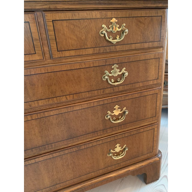 English 1980s Baker Furniture Georgian Style Bachelor Five Drawer Chest For Sale - Image 3 of 12