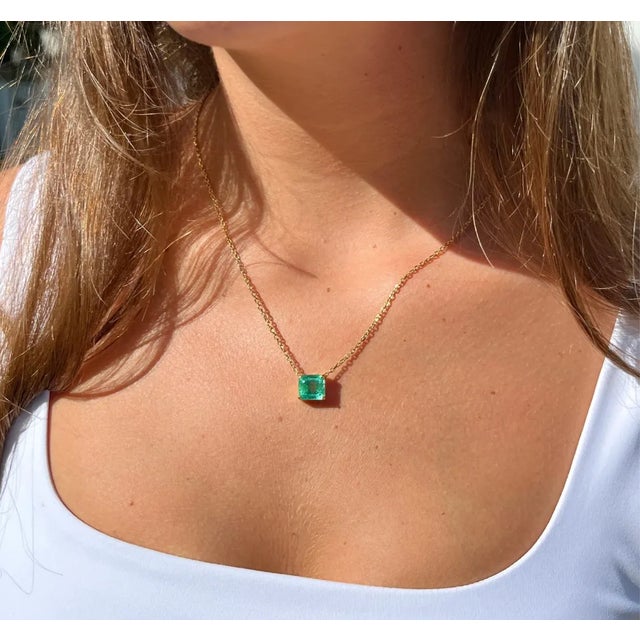 4.38 Carat Colombian Emerald 18k Gold Floating Solitaire Necklace For Sale - Image 9 of 9
