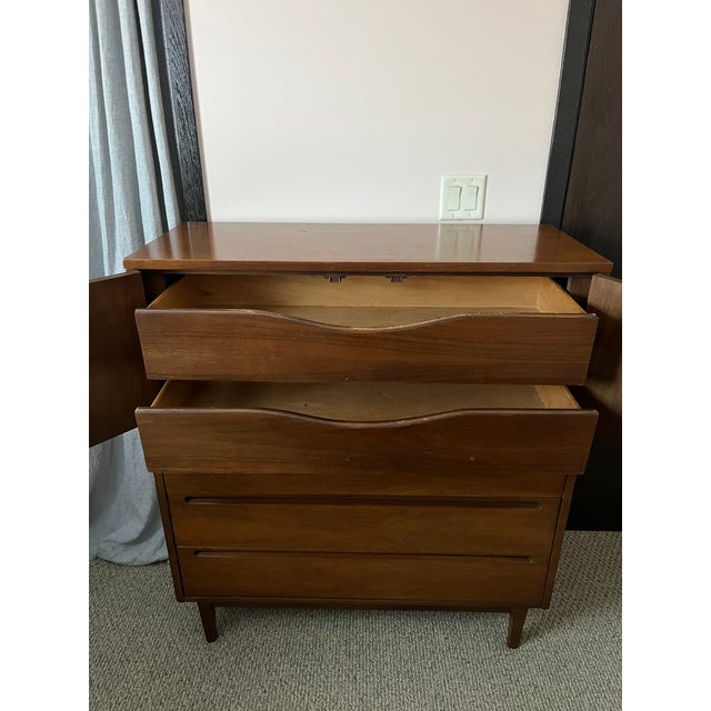 Brown Vintage Mid-Century Modern Highboy Dresser by American of Martinsville For Sale - Image 8 of 9
