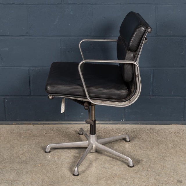 Vintage EA217 Chair in Black Leather by Charles & Ray Eames for ICF, 1969 For Sale - Image 4 of 17