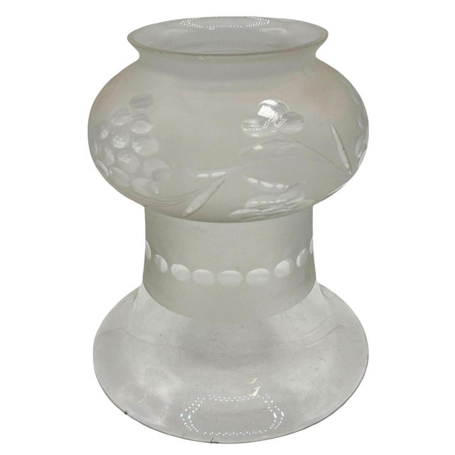 Late 19th Century Victorian Two-Tone Frosted Wheel Cut Glass Oil Lamp Fluted Hurricane Shade For Sale In Los Angeles - Image 6 of 8